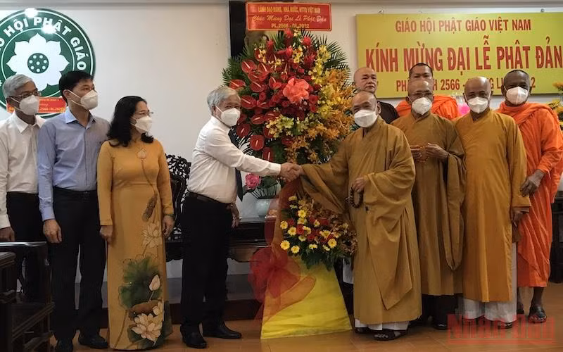 Đồng chí Đỗ Văn Chiến chúc mừng Hòa thượng Thích Thiện Pháp, các chức sắc cùng các tăng ni, phật tử.