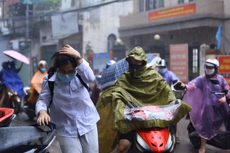 Tuyển sinh lớp 10 ở Hà Nội: Thí sinh “đội mưa” đến điểm thi -0