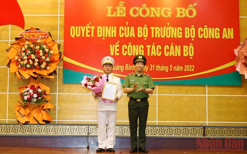 Thiếu tướng Lê Văn Tuyến, Thứ trưởng Công an trao quyết định điều động, bổ nhiệm cho Đại tá Nguyễn Hữu Hợp.