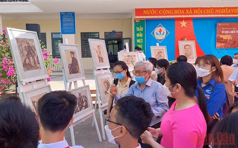 Triển lãm lưu động giới thiệu 42 tranh ký họa kháng chiến Khu V.
