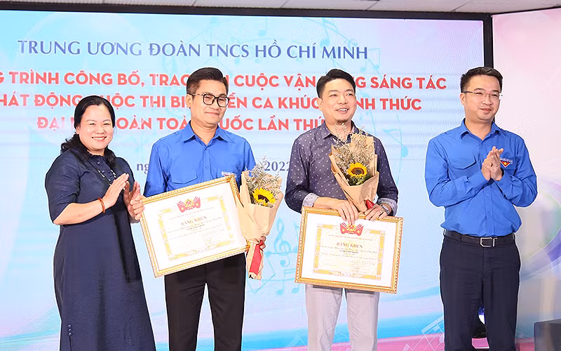 Bí thư Trung ương Đoàn Nguyễn Tường Lâm (ngoài cùng bên phải) trao phần thưởng tặng các tác giả ca khúc “Sứ mệnh thanh niên”.