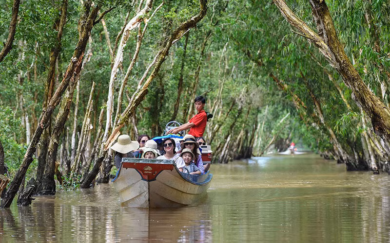 Du khách tham quan rừng tràm Trà Sư, An Giang. (Ảnh Kiều Dương) 