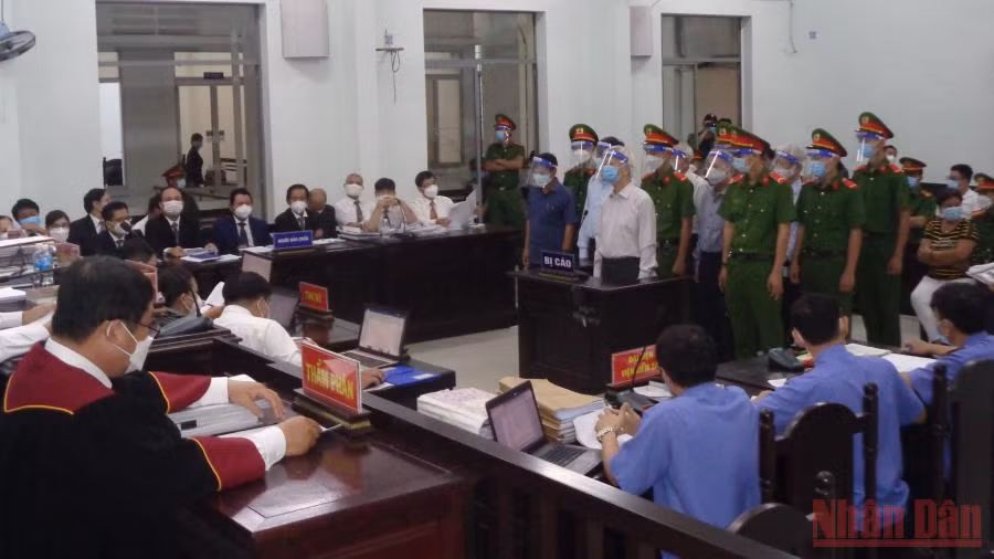 Các bị cáo tại phiên tòa. (Ảnh: PHONG NGUYÊN)