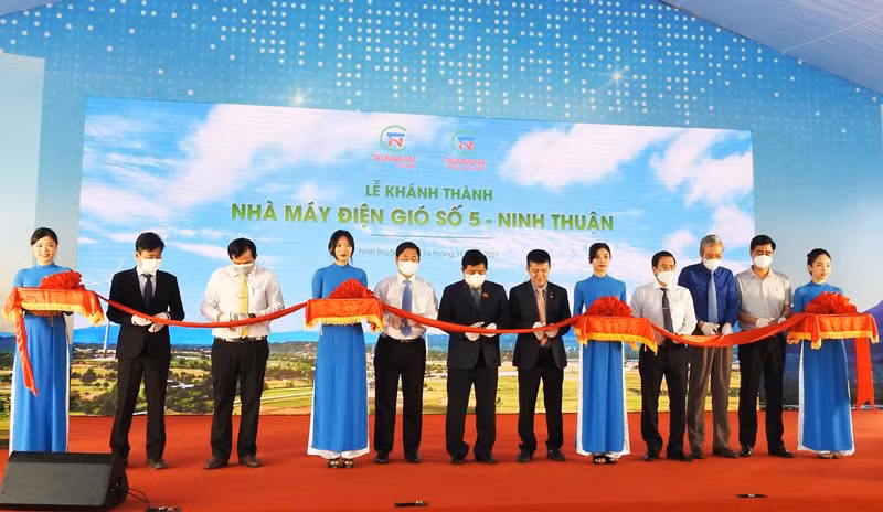 Đồng chí Nguyễn Chí Dũng (thứ bảy từ bên phải ảnh), Ủy viên Trung ương Đảng, Bộ trưởng Kế hoạch và Đầu tư cùng lãnh đạo tỉnh Ninh Thuận và nhà đầu tư cắt băng khánh thành dự án.