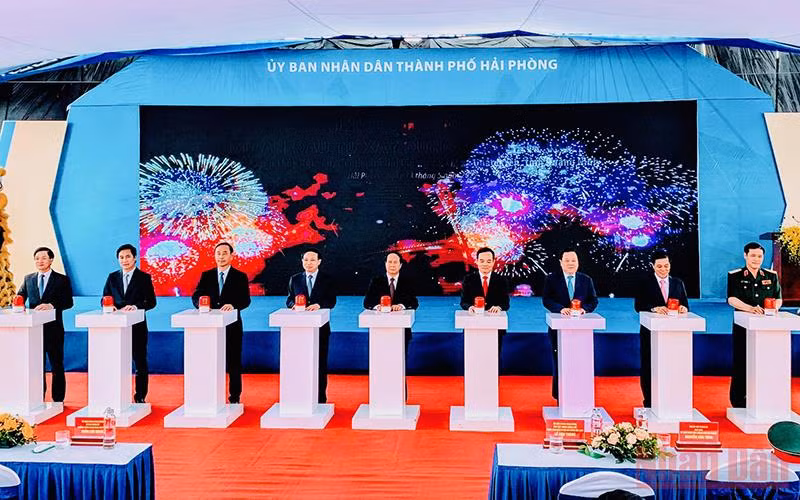 Phó Thủ tướng Chính phủ Lê Văn Thành cùng các đại biểu nhấn nút khởi công xây dựng cầu Bến Rừng.