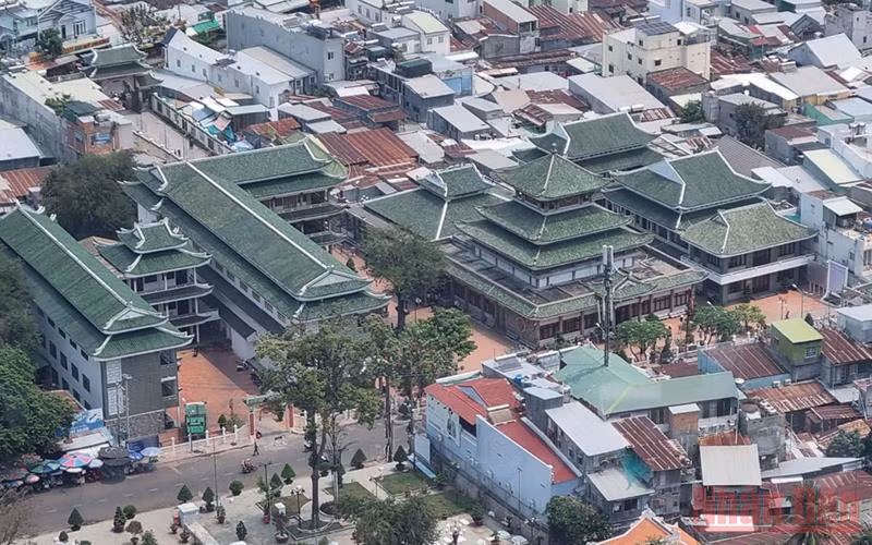Hầu hết du khách đến Khu du lịch quốc gia Núi Sam là để hành hương Miếu bà Chúa xứ Núi Sam.