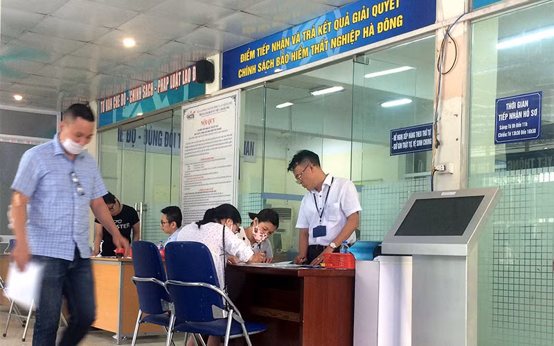Người lao động đến làm thủ tục hưởng chính sách bảo hiểm thất nghiệp và tìm việc làm mới tại Trung tâm giới thiệu việc làm số 2, quận Hà Đông (Hà Nội). (Ảnh: ANH SƠN).