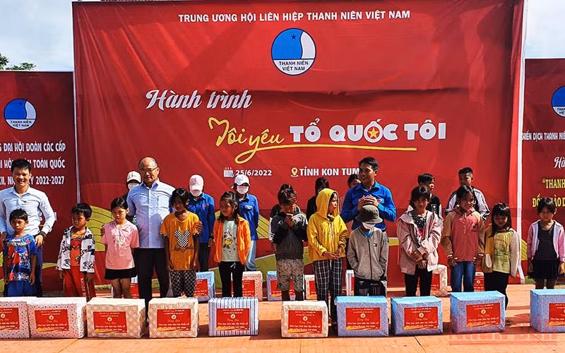 Trao tặng học bổng cho các em học sinh dân tộc thiểu số có hoàn cảnh khó khăn.