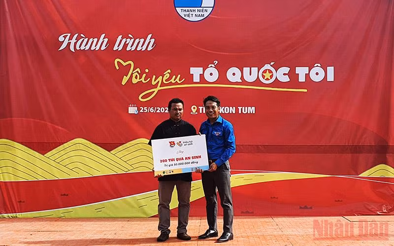 Hành trình “Tôi yêu Tổ quốc tôi” đến với đồng bào dân tộc thiểu số Kon Tum -0