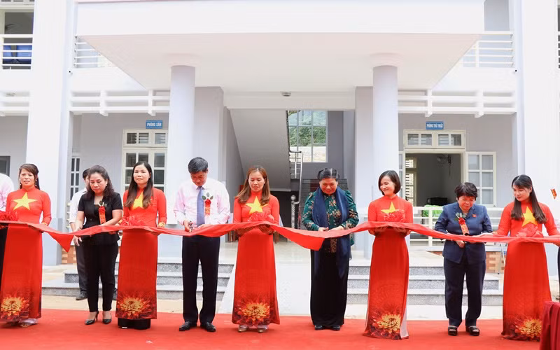 Đồng chí Tòng Thị Phóng cắt băng khánh thành công trình Trạm y tế xã Xuân Nha.
