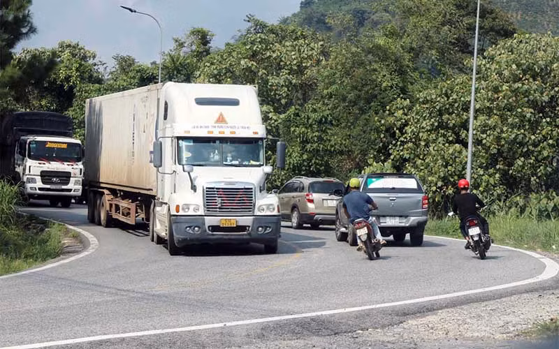 Ô-tô có tải trọng lớn sẽ bị hạn chế lưu thông trên đèo Bảo Lộc dịp lễ 30/4 và 1/5 để giảm ùn tắc giao thông. (Ảnh: Đ.K)