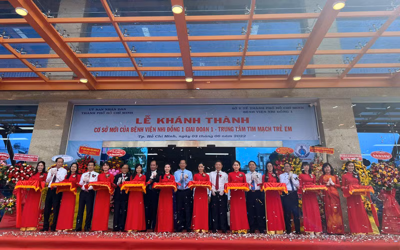 Cắt băng khánh thành cơ sở mới Bệnh viện Nhi Đồng 1 giai đoạn 1. 