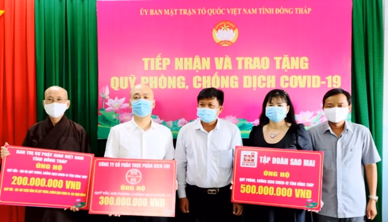 Ủy ban Mặt trận Tổ quốc Việt Nam tỉnh Đồng Tháp tiếp nhận ủng hộ từ doanh nghiệp, tổ chức tôn giáo. (Ảnh: NGUYỆT ÁNH)