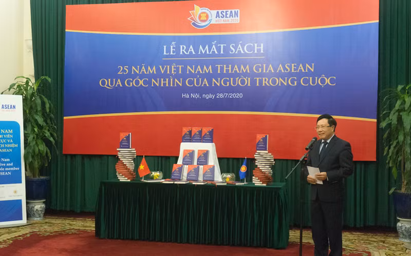 Phó Thủ tướng, Bộ trưởng Ngoại giao Phạm Bình Minh phát biểu tại lễ ra mắt sách.