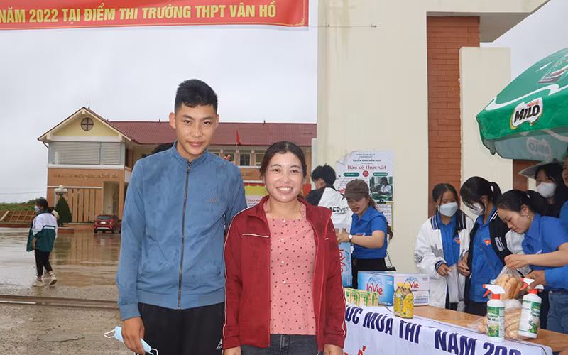 Hai mẹ con chị Tráng Thị Dụ sau khi hoàn thành môn thi Ngữ văn.