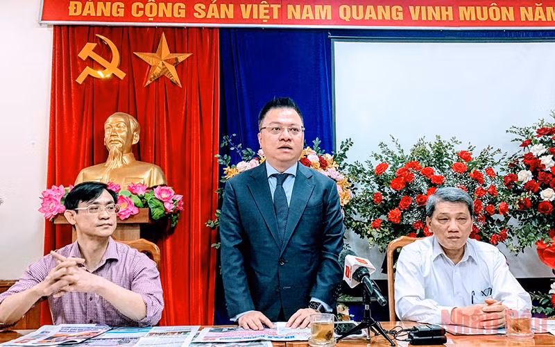 Đồng chí Lê Quốc Minh gặp mặt và trao đổi với cán bộ, phóng viên Báo Hải Phòng.