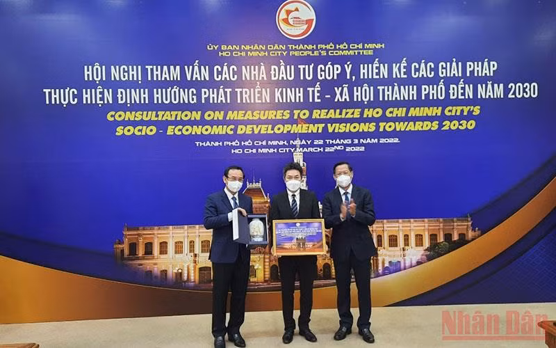 Lãnh đạo Thành phố Hồ Chí Minh trao quà lưu niệm cho đại diện các doanh nghiệp. 