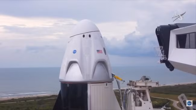 Thời tiết xấu khiến việc phóng tàu vũ trụ Crew Dragon chở hai phi hành gia NASA lên ISS phải hủy bỏ vào phút chót. Ảnh: NASA.
