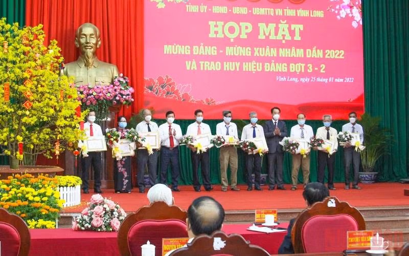 Lãnh đạo tỉnh Vĩnh Long trao huy hiệu Đảng cho những bậc cao niên tuổi Đảng. (Ảnh: Bá Dũng) 