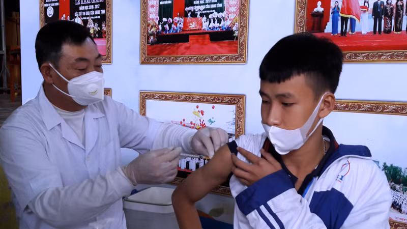 Tiêm vaccine phòng Covid-19 cho học sinh ở Thanh Hóa.