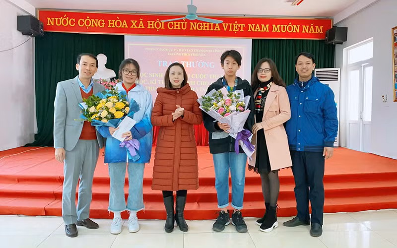 Trường THCS Vĩnh Yên trao thưởng học sinh đạt giải cuộc thi sáng tạo khoa học kỹ thuật của tỉnh.
