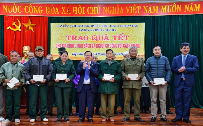 Đồng chí Điểu K’Ré và đồng chí Lê Thành Đô, Chủ tịch UBND tỉnh Điện Biên trao quà tặng các gia đình chính sách huyện Điện Biên.