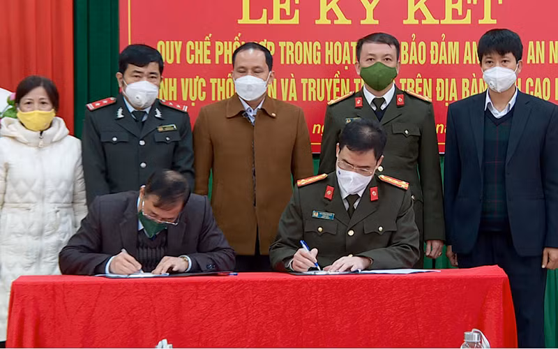 Công an tỉnh và Sở Thông tin và Truyền thông Cao Bằng ký quy chế phối hợp đấu tranh, xử lý vi phạm pháp luật lĩnh vực bưu chính, viễn thông và tội phạm công nghệ cao.