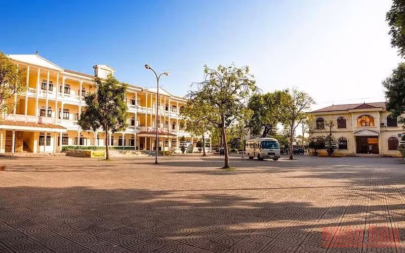 Trường trung học phổ thông Nguyễn Trãi, nơi xảy ra vụ án hình sự tội Lợi dụng chức vụ, quyền hạn trong khi thi hành công vụ đang bị cơ quan công an điều tra, xử lý. (Ảnh minh họa từ internet)