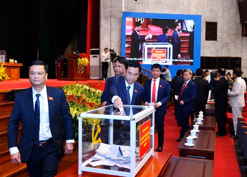 Các đại biểu dự Đại hội Đảng bộ TP Hà Nội lần thứ XVII, quyên góp ủng hộ đồng bào bị ảnh hưởng do thiên tai tại các tỉnh miền trung. (Ảnh: DUY LINH)
