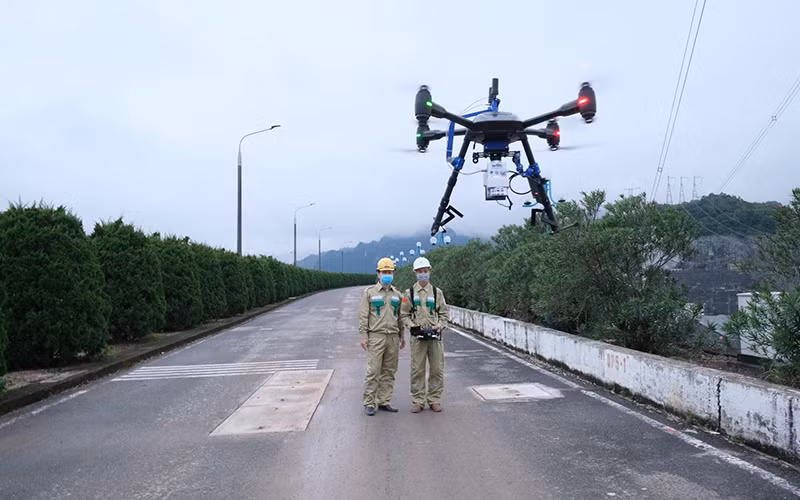 Công ty Truyền tải điện 1 (PTC1) tích cực ứng dụng UAV tích hợp trí tuệ nhân tạo (AI) trong giám sát, quản lý vận hành lưới điện truyền tải.