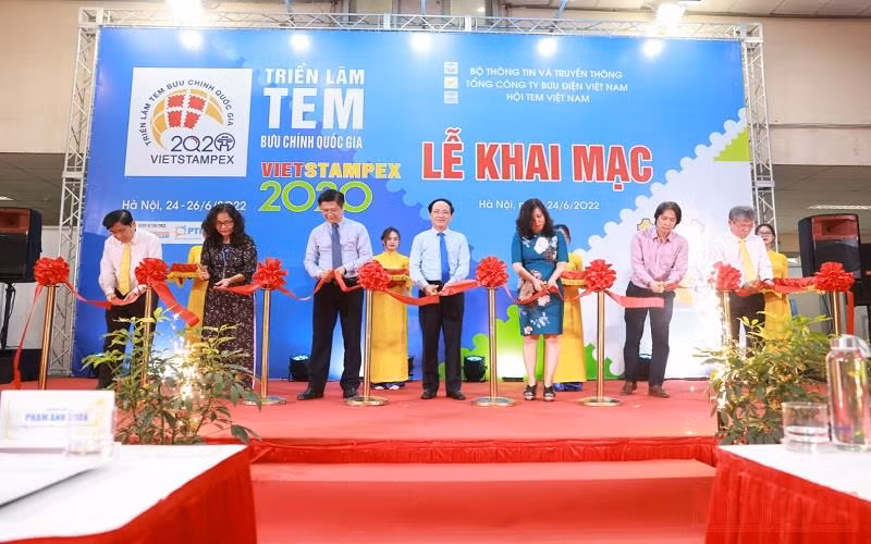 Các đại biểu cắt băng khai mạc Triển lãm Tem bưu chính quốc gia Vietstampex 2020.