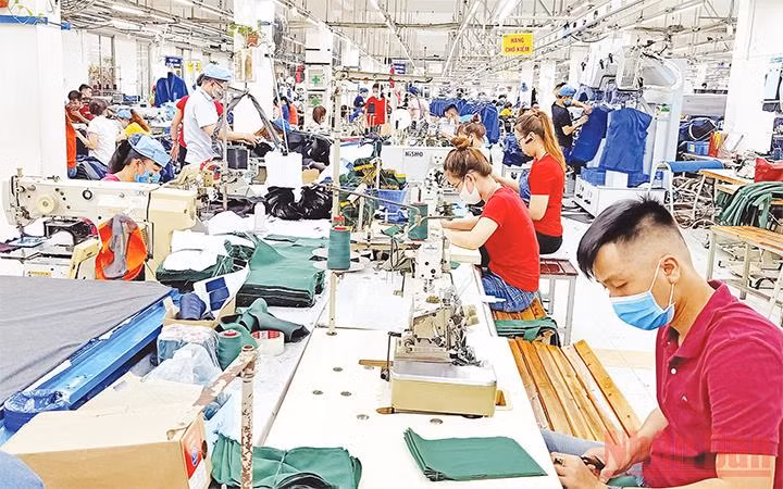 Một dây chuyền may của Công ty cổ phần May Nhà Bè.