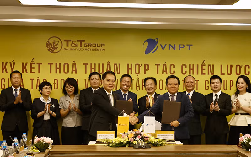 Ông Mai Xuân Sơn, Tổng Giám đốc Tập đoàn T&T Group (bên trái) và ông Huỳnh Quang Liêm, Tổng Giám đốc Tập đoàn VNPT (bên phải) trao Thỏa thuận hợp tác chiến lược tổng thể, toàn diện.