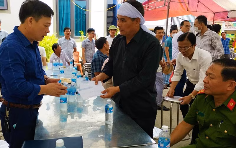 Đại diện các cơ quan của tỉnh Hà Tĩnh đến viếng, chia sẻ nỗi đau với gia đình có 3 người tử nạn.