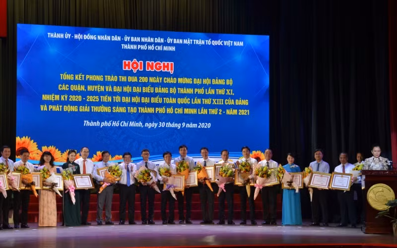 Lãnh đạo thành phố trao Bằng khen cho các đơn vị.