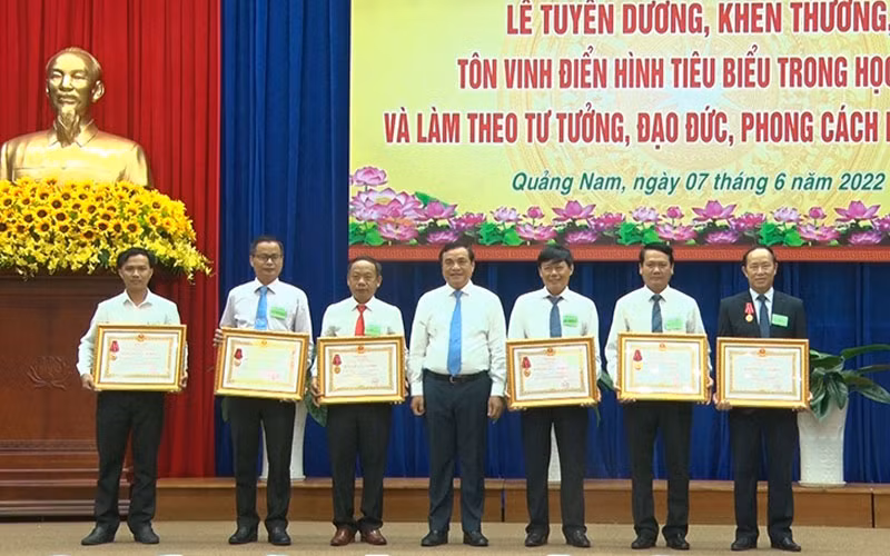 Đồng chí Phan Việt Cường trao Huân chương Lao động các hạng của Chủ tịch nước tặng các tập thể, cá nhân. 