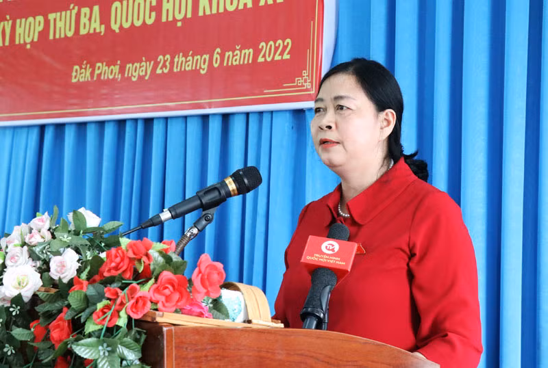 Bí thư Trung ương Đảng, Trưởng Ban Dân vận Trung ương Bùi Thị Minh Hoài phát biểu tại buổi tiếp xúc cử tri xã Đắk Phơi, huyện Lắk.