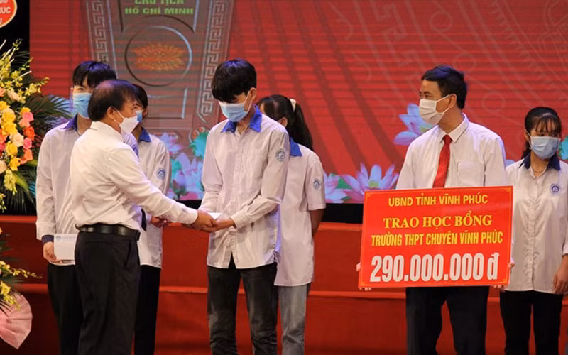 Trao học bổng của Quỹ Khuyến học cho học sinh Trường THPT chuyên Vĩnh Phúc.