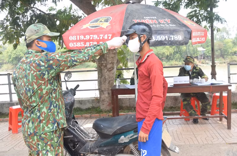 Lực lượng chức năng ở Đồng Tháp đang tích cực phòng ngừa người vượt biên trái phép tại các huyện, thành phố biên giới. (Ảnh: HỮU NGHĨA)
