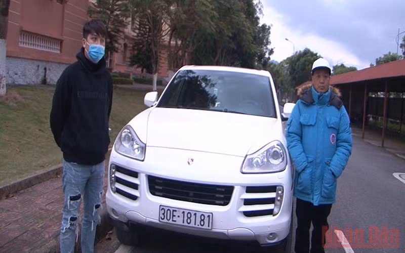 Các đối tượng và tang vật vụ án.