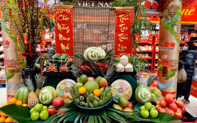 Rực rỡ tuần lễ hàng Tết Nguyên Đán Việt Nam tại siêu thị Carrefour của Pháp -0