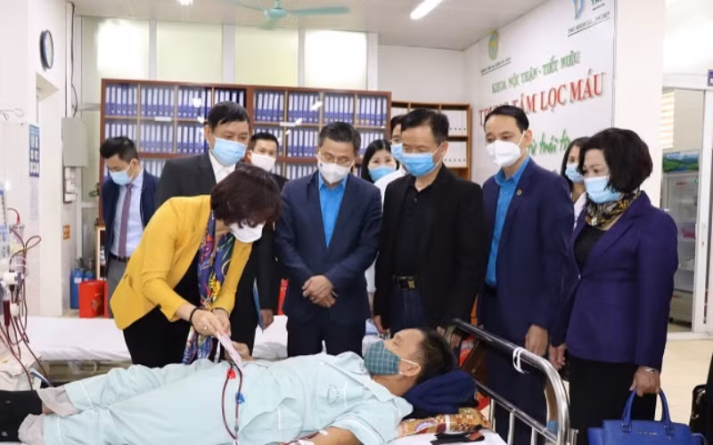 Lãnh đạo thành phố Hà Nội thăm, động viên các bác sĩ, nhân viên y tế Bệnh viện đa khoa Hà Đông.