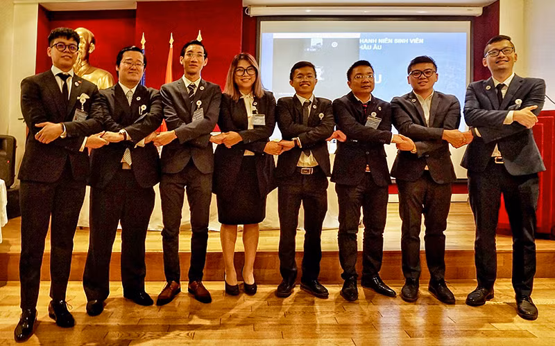 Ban Thường vụ Liên hiệp Hội Thanh niên Sinh viên Việt Nam tại châu Âu khóa I, nhiệm kỳ 2021-2025 ra mắt Đại hội.