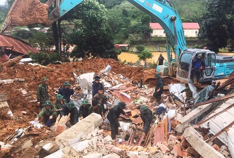 Lực lượng cứu hộ, cứu nạn tập trung làm việc cao độ, mong sớm tìm ra đồng đội.