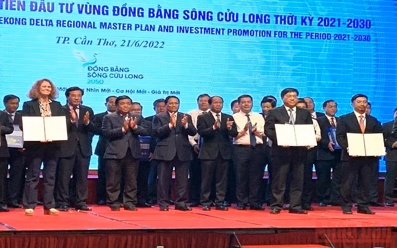 Thủ tướng Chính phủ Phạm Minh Chính chứng kiến bản ghi nhớ của các đối tác tài trợ các dự án cho vùng ĐBSCL.