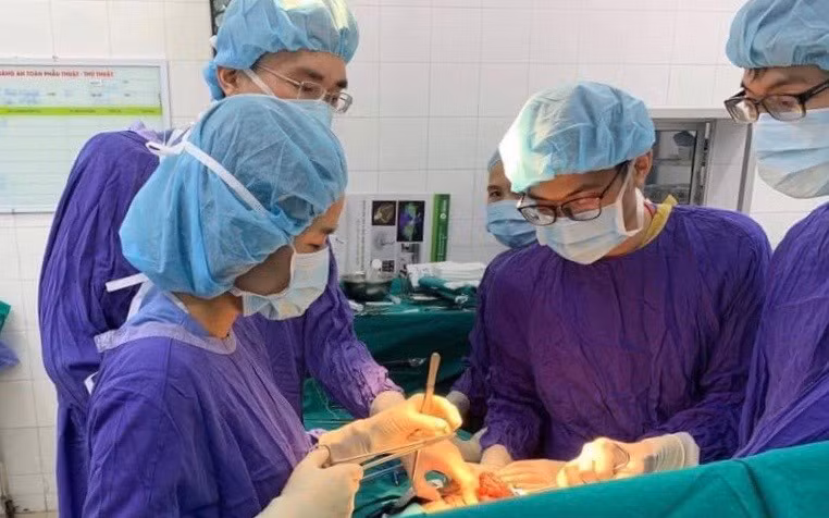 Các bác sĩ phẫu thuật kịp thời cho bệnh nhân. 