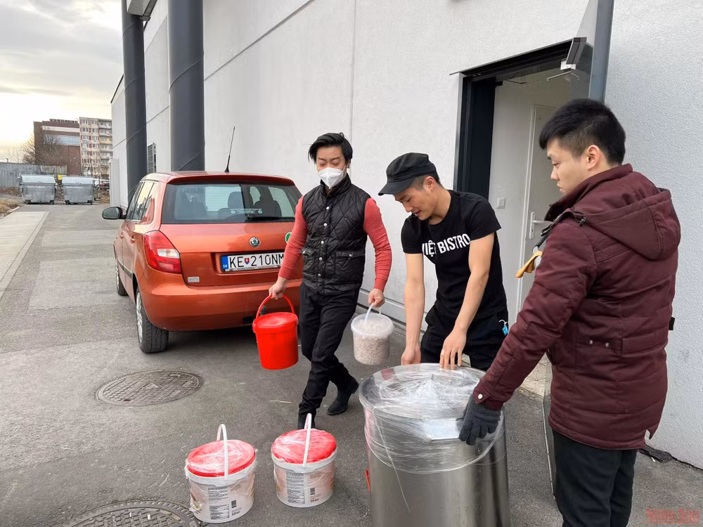 Những màu áo thanh niên trên biên giới Ukraine -0