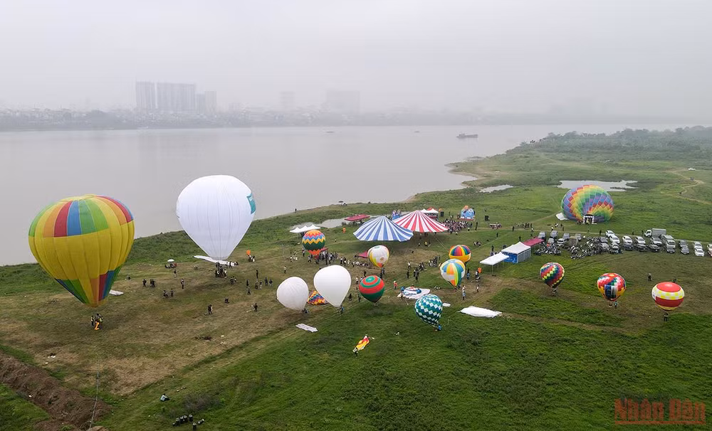 Người Hà Nội vui thích với Lễ hội khinh khí cầu -0