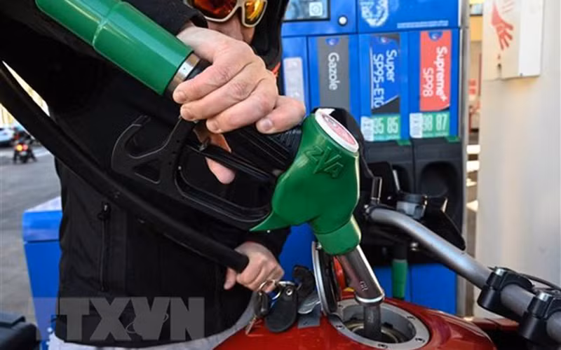 Bơm xăng cho phương tiện tại trạm xăng ở Montpellier, Pháp. (Ảnh: AFP/TTXVN)