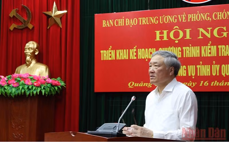 Đồng chí Nguyễn Hòa Bình phát biểu tại buổi làm việc với Ban Thường vụ Tỉnh ủy Quảng Bình.
